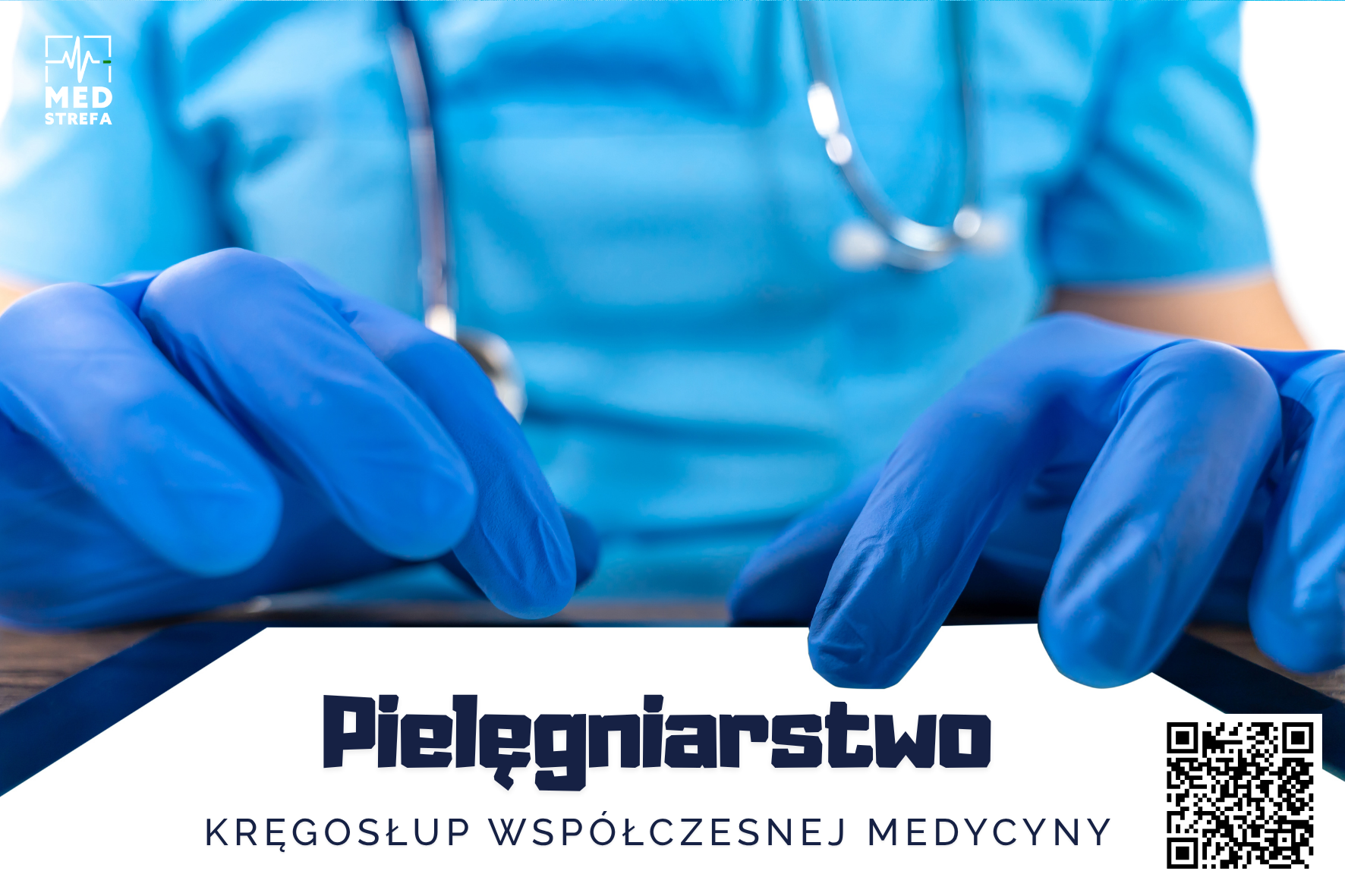 Zdjęcie przedstawia postać w błękitnym stroju medycznym, ubraną w niebieskie rękawiczki ochronne. Na szyi widoczny jest stetoskop. Ręce dotykają białego ekranu tableta. Na ekranie znajduje się napis: „Pielęgniarstwo - kręgosłup współczesnej medycyny”. W prawym dolnym rogu znajduje się czarno-biały kod QR. W lewym górnym rogu zdjęcia widoczne jest logo z napisem MEDstrefa.